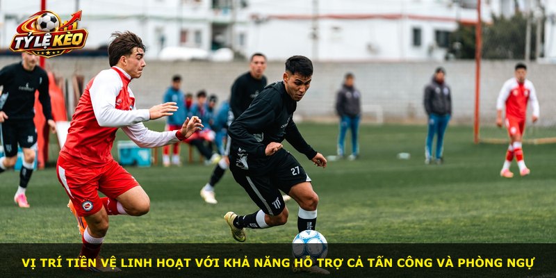 Vị trí tiền vệ linh hoạt với khả năng hỗ trợ cả tấn công và phòng ngự